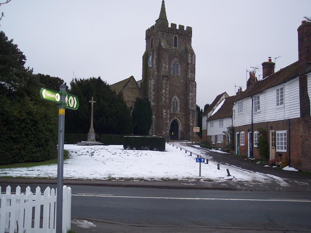 The Bull Inn Lodges Tenterden Extérieur photo